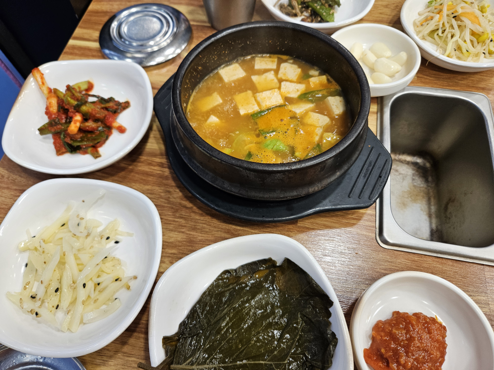 Hamjibaksokheukdwaeji (함지박속흑돼지) 2