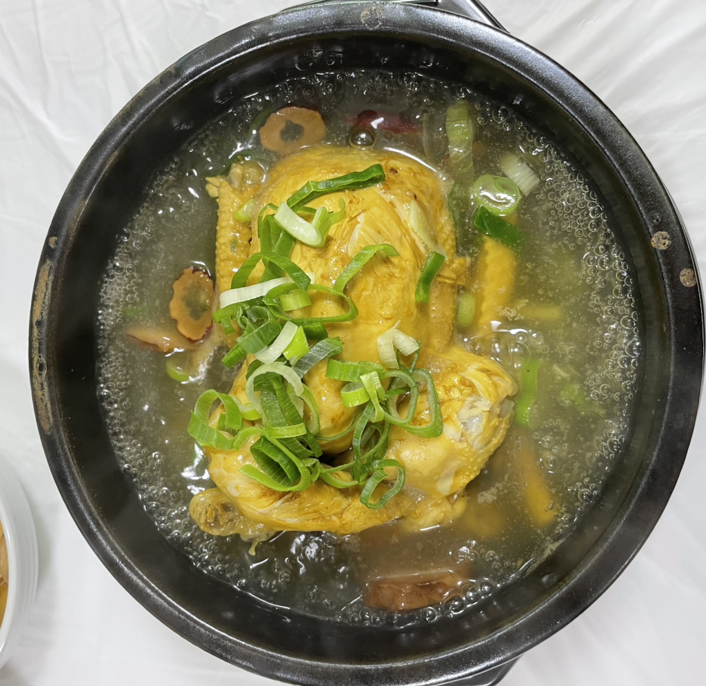 Imsilsanghwangbeoseotsamgyetang (임실상황버섯삼계탕) 2