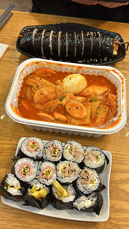 Pudeukapeimgimbap (푸드카페임김밥) 2