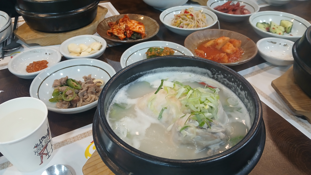 Jeongilpumsamgyetang (정일품삼계탕) 1