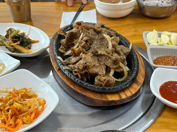 Eommasondwaejibulbaek (엄마손돼지불백) 1
