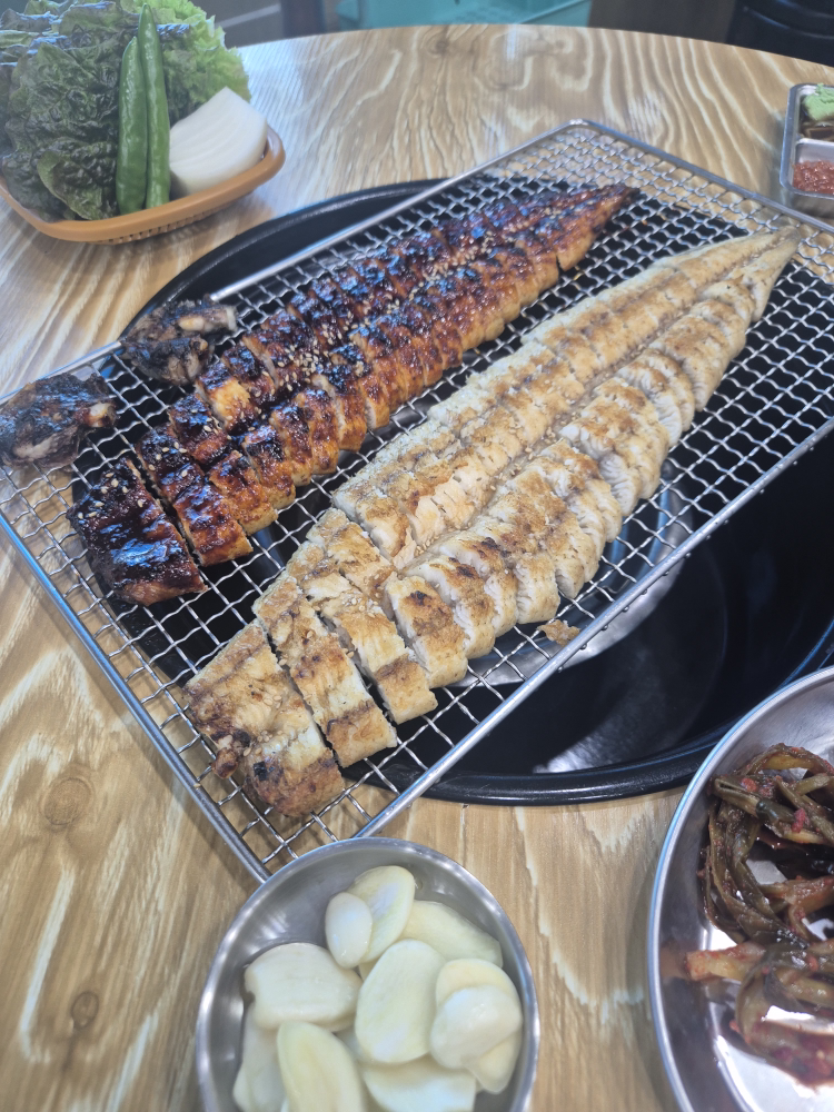 Ilchulbongminmuljangeo (일출봉민물장어) 1