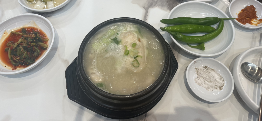 Iucheolhanbangnurungjisamgyetang (이우철한방누룽지삼계탕) 3