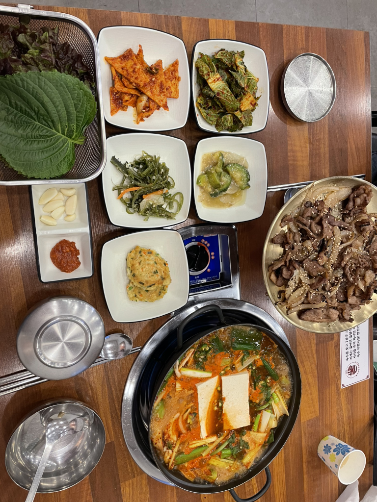 Goryeongchondwaejijjigae bongdeokjeom (고령촌돼지찌개 봉덕점) 1