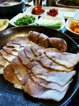 Mongsiljonggadwaejigukbap (몽실종가돼지국밥) 1