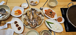 Cheonnyeonbibeopotdak (천년비법옻닭) 2
