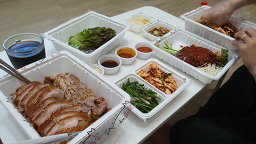 Jokbalyasijang seochungjujeom (족발야시장 서충주점) 2