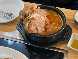 Donkkaseuwappyeodagwi (돈까스와뼈다귀) 3