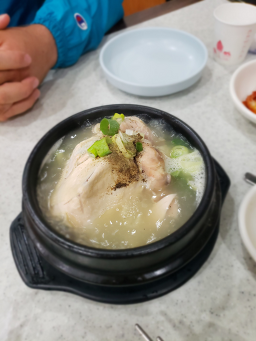 Saengyeonkalguksusamgyetang 2