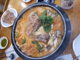 Seongjinmukeunjigamjatang (성진묵은지감자탕) 3