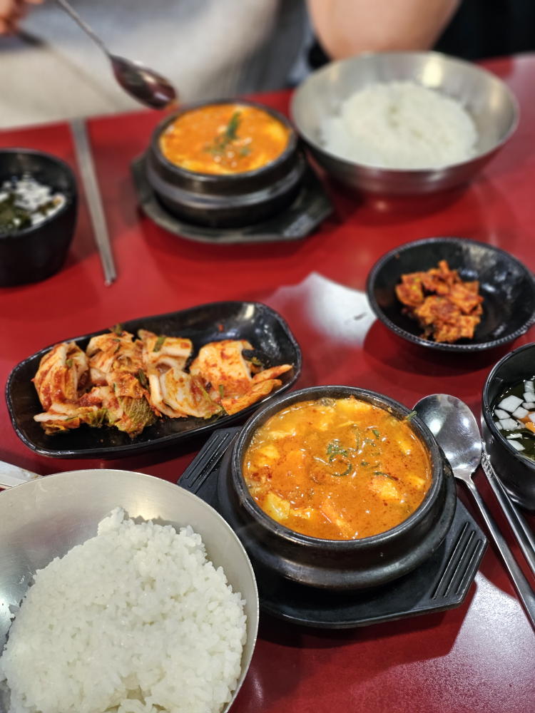 Dolgoraesundubu (돌고래순두부) 2