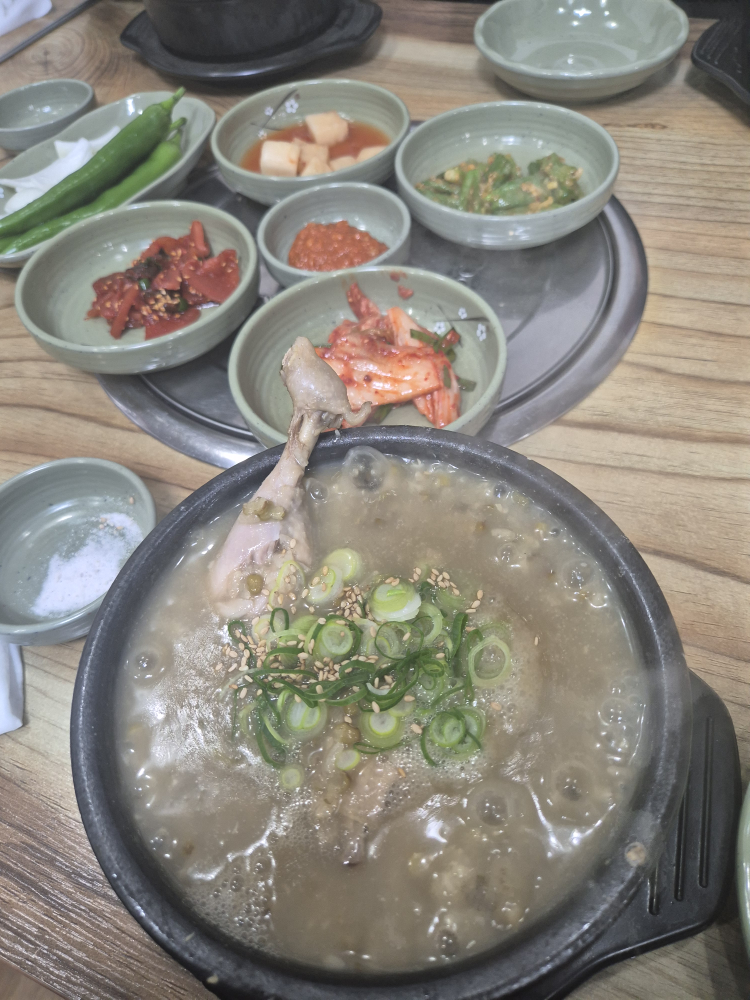 Jeongganebangyetanggwaori (정가네반계탕과오리) 2