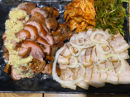 Jonggyujokbal, gulbossam (종규족발, 굴보쌈) 3