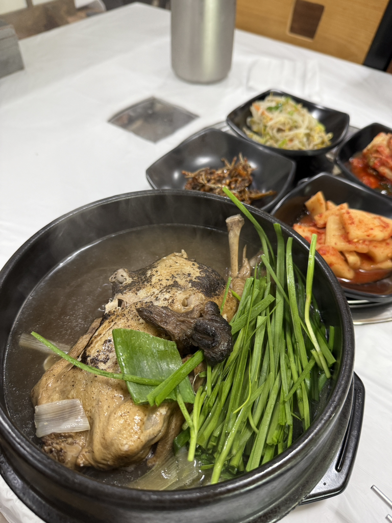 Naneungineungibeoseotbaeksuk (나능이능이버섯백숙) 1