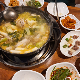 뒷뜰안에닭한마리 대표 사진