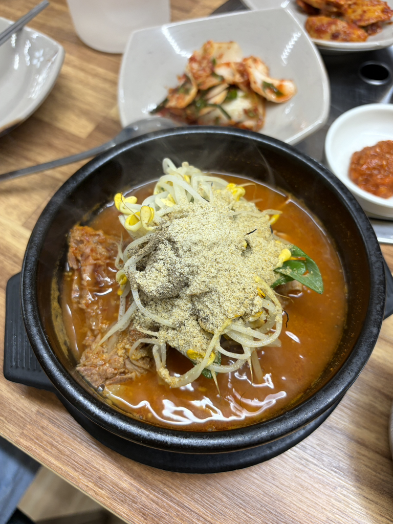 Keunsonppyeodagwi (큰손뼈다귀) 1