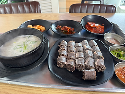 Hoengseongdeodeoksundae (횡성더덕순대) 3