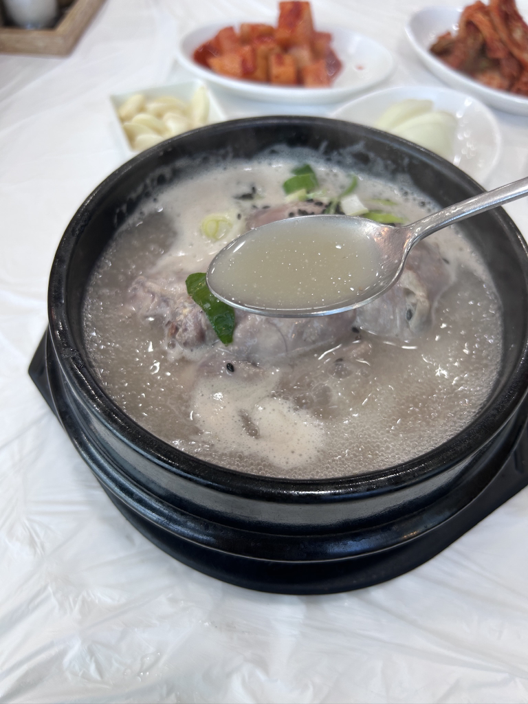 Goryeonghanbangsamgyetang (고령한방삼계탕) 3