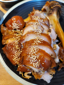 Joseonsiktak ojeongjokbal (조선식탁 오정족발) 1