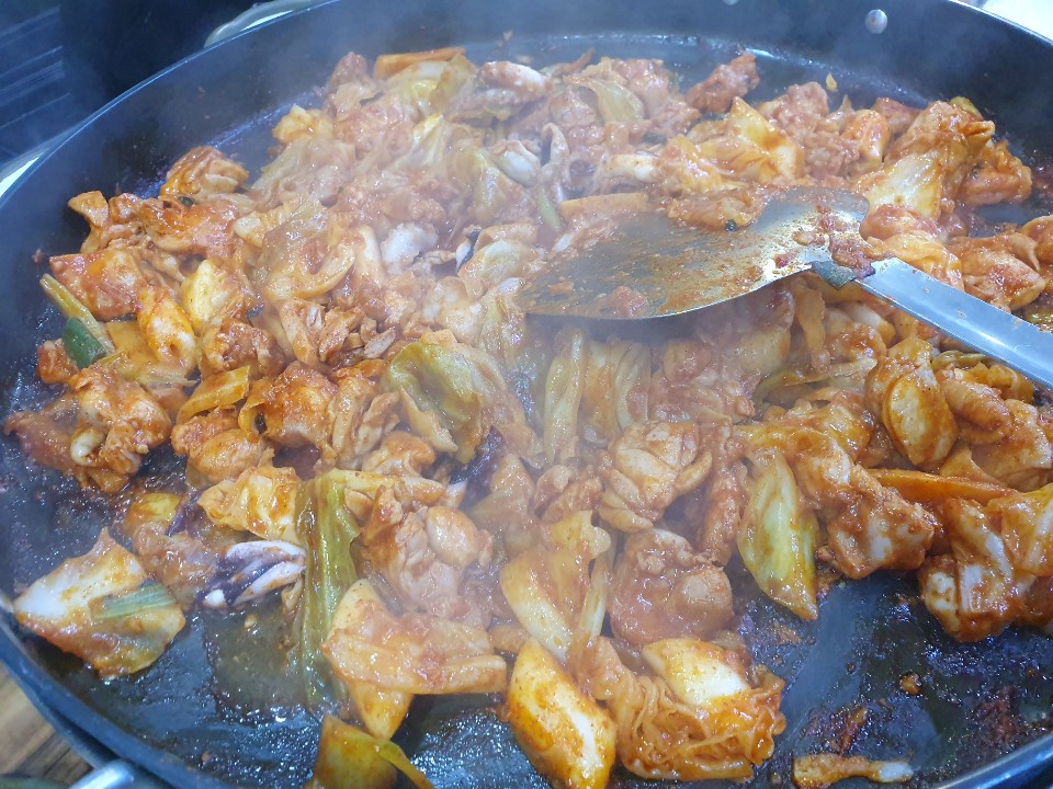Sokchoumi dakgalbi (속초우미 닭갈비) 3