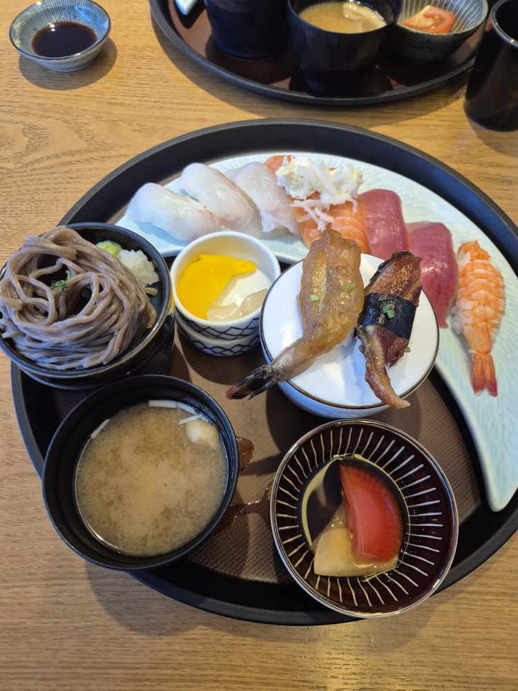 Sangmuchobapsanbonjeom (상무초밥산본점) 1