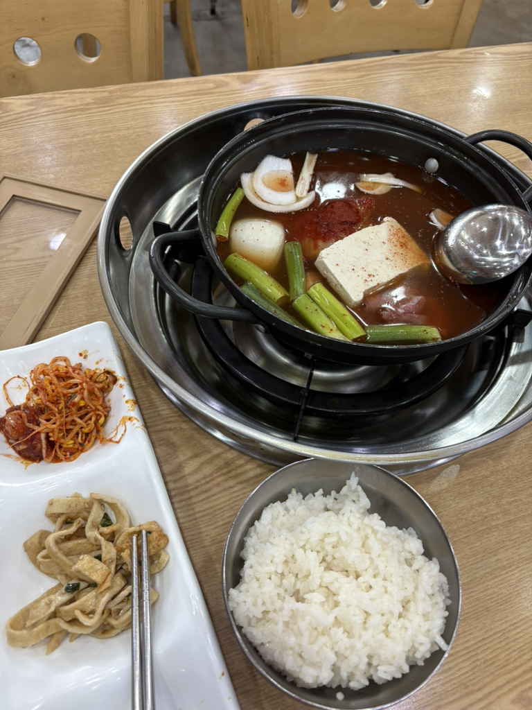 24시얼큰시원생고기김치찌개 외도점 사진 2