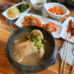 Deoboyangheuksamsamgyetang (더보양흑삼삼계탕) 1