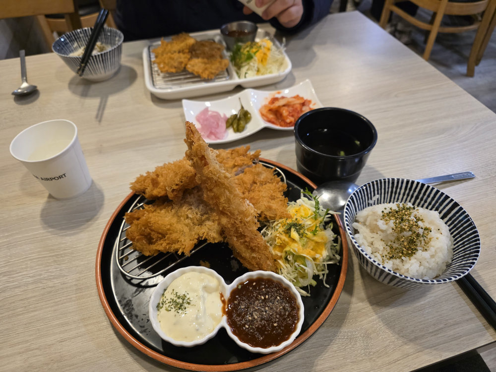 Gogodonkkaseu (고고돈까스) 1