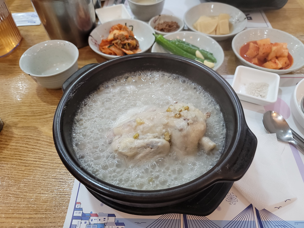 Geonyangjeonghongsamsamgyetang (건양정홍삼삼계탕) 3
