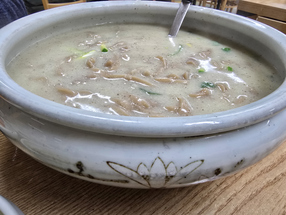 Hangarisujebikalguksu (항아리수제비칼국수) 2
