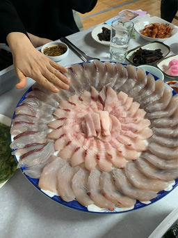 Dongbaekhoetjip (동백횟집) 1