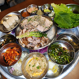 Wanmijokbal jinwolboijeo (완미족발 진월보이저) 3