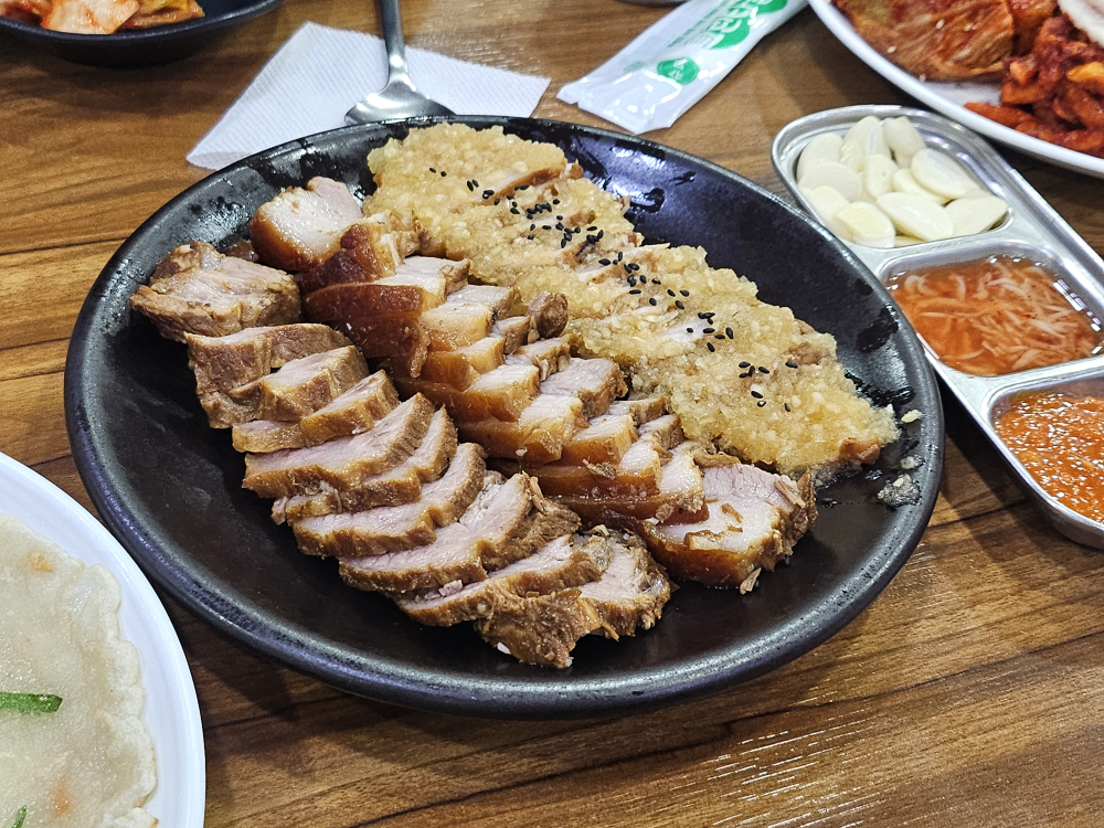 Hanbangmaneulbossam (한방마늘보쌈) 2