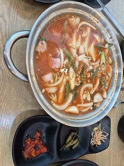 24sinureumdolsaenggogigimchijjigaeyongdamjeom, gobongsundaeguk (24시누름돌생고기김치찌개용담점, 고봉순대국) 1