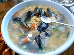Hangarisonkalguksu (항아리손칼국수) 2