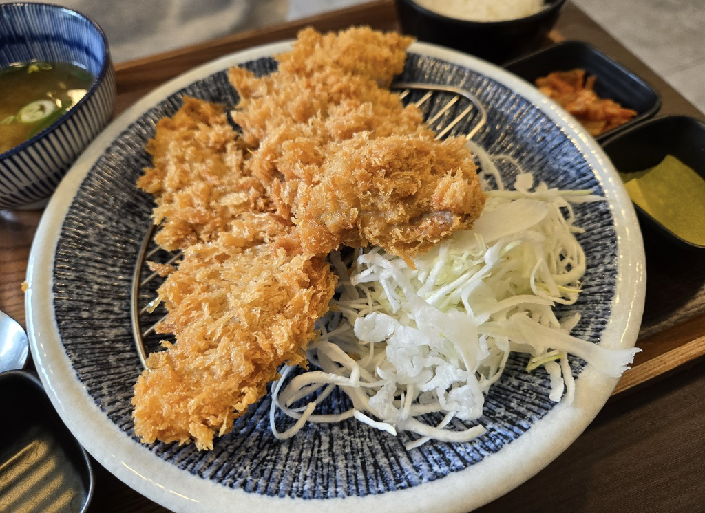 Basakdonkkaseu sinseogwipojeom (바삭돈까스 신서귀포점) 2