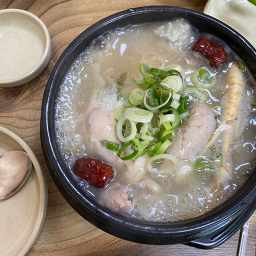 Hyangchonsamgyetang (향촌삼계탕) 1