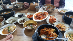 Keunsijangyejeonborissambap (큰시장예전보리쌈밥) 2
