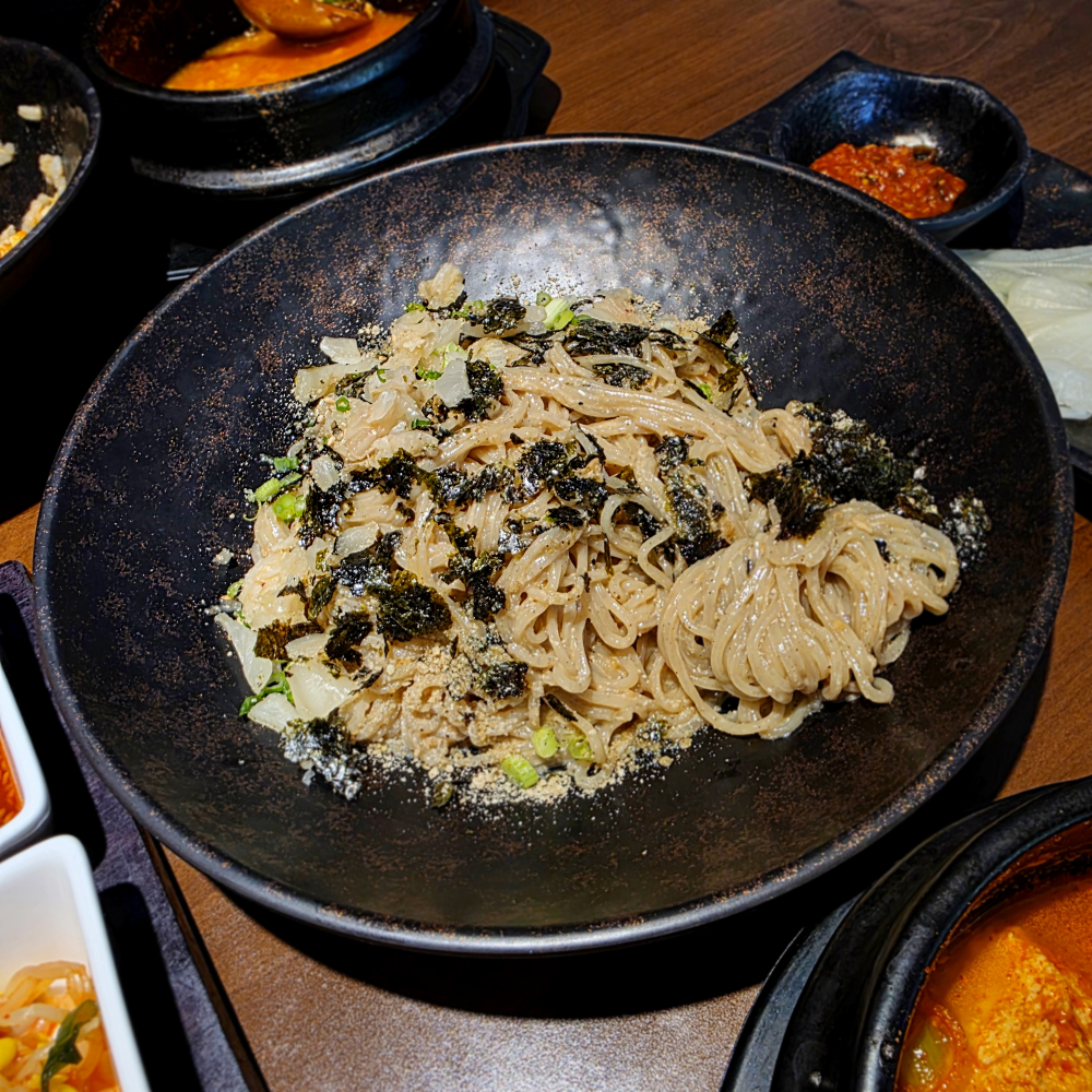 Dubugongbang, beullaekdeseukeu (두부공방, 블랙데스크) 2