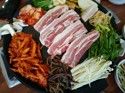 Deodeoksotttukkeongsamgyeopsal (더덕솥뚜껑삼겹살) 2