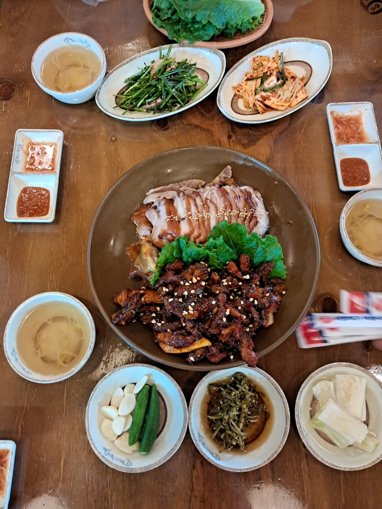 Gajangmatinneunjokbal sokcho (가장맛있는족발 속초) 1