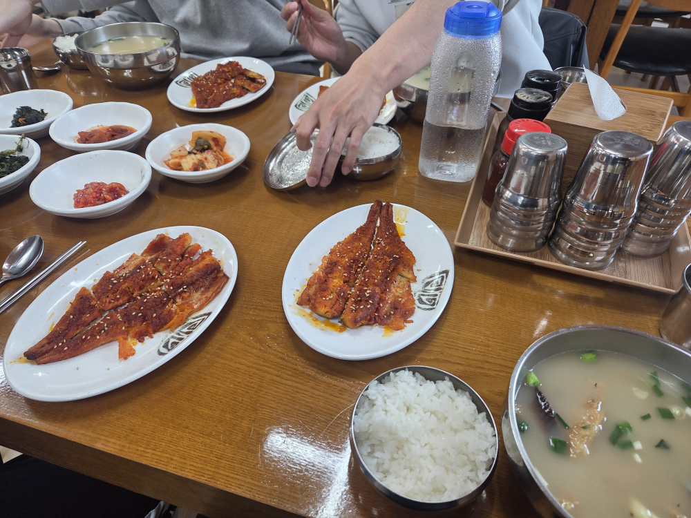 Yongbawisikdang (용바위식당) 1