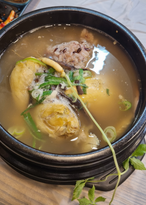 Baeksongsamgyetang (백송삼계탕) 3