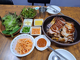 Keunjipjokbal (큰집족발) 3
