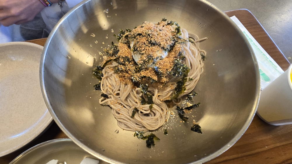 Kkamakgoldongchimimakguksu (까막골동치미막국수) 1