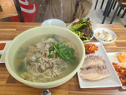 Chonggaknekalguksubossam (총각네칼국수보쌈) 1