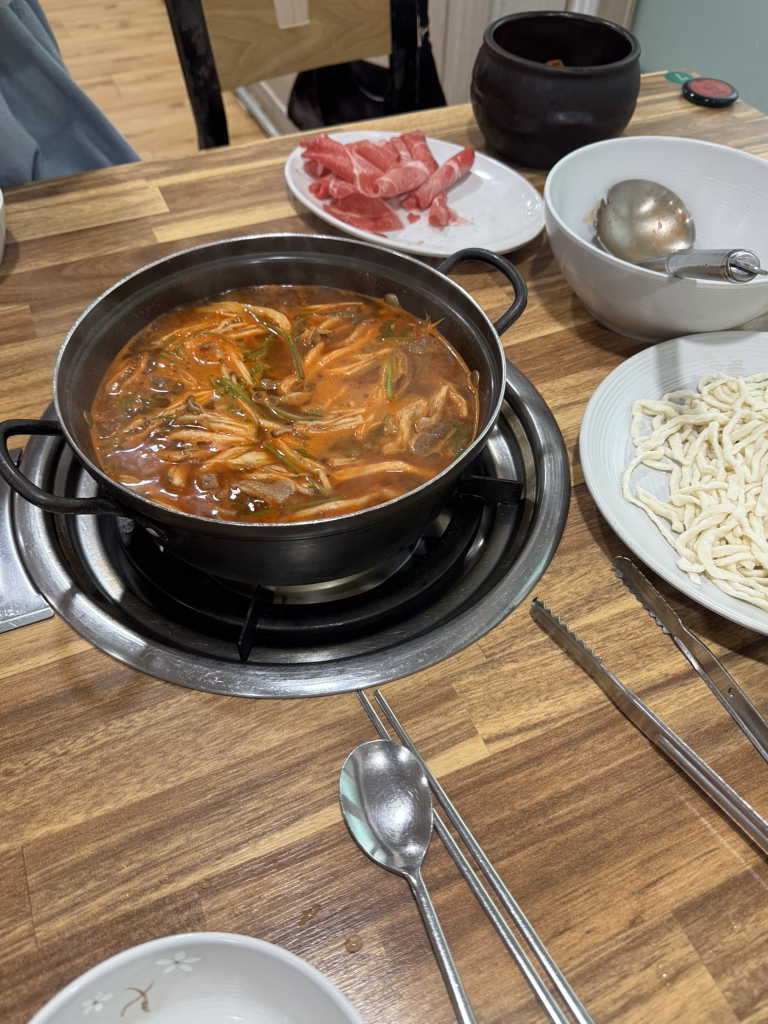 Eolkeunisonkalguksu syabeu (얼큰이손칼국수 샤브) 3
