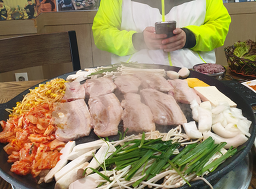 Buttumaksamgyeopsal (부뚜막삼겹살) 2