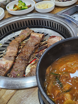 Hyeondoneidongsutbulgalbi (현도네이동숯불갈비) 3