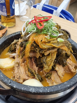 Ppyeotongmukeunjigamjatang (뼈통묵은지감자탕) 1